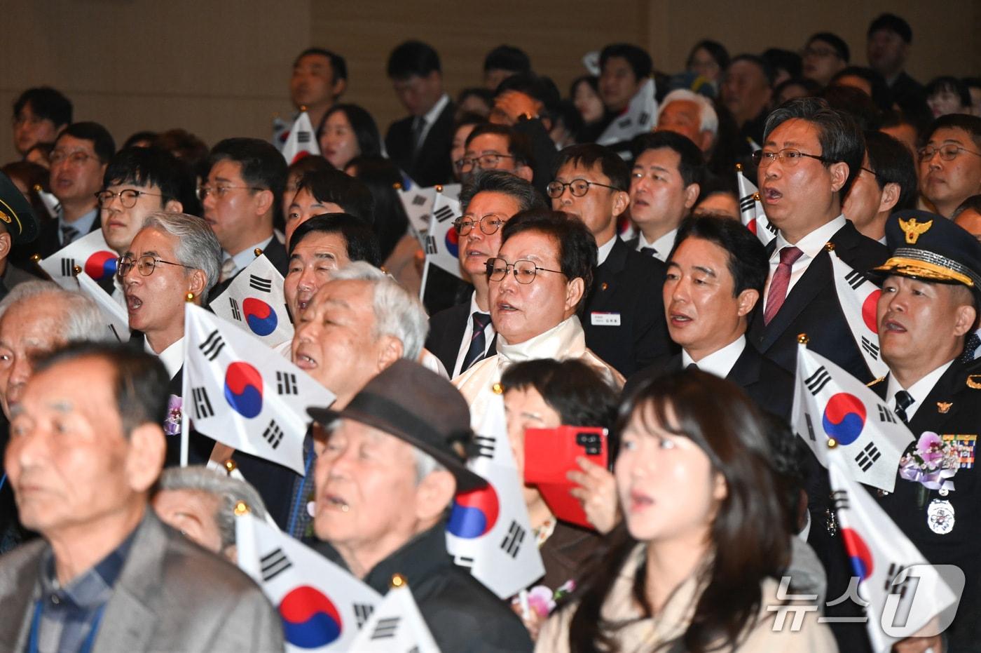 본문 이미지 - 1일 경남도청 대강당에서 제107주년 3·1절 기념식이 진행되고 있다.(경남도 제공. 재판매 및 DB금지)