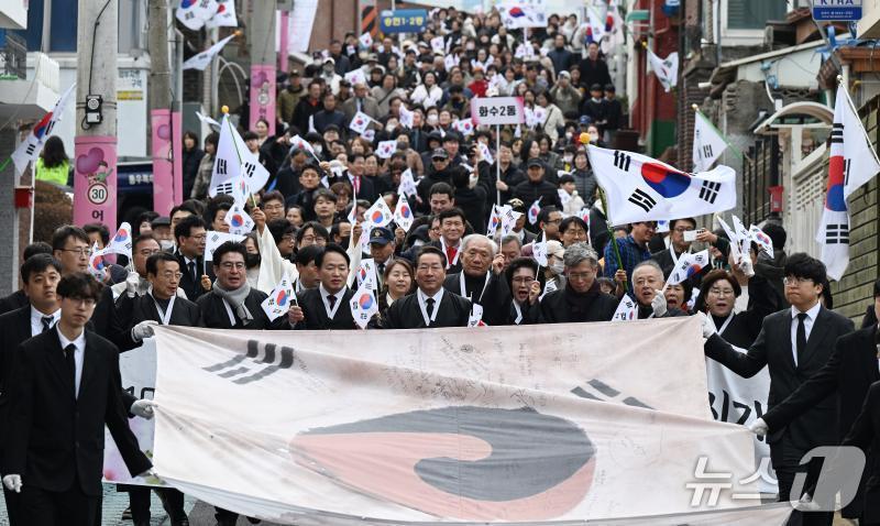 본문 이미지 - 유정복 인천시장이 제107주년 3.1절인 1일 창영초등학교 일대에서 시민들과 만세운동 시가행진을 재현하고 있다. (인천시 제공.재판매 및 DB금지)
