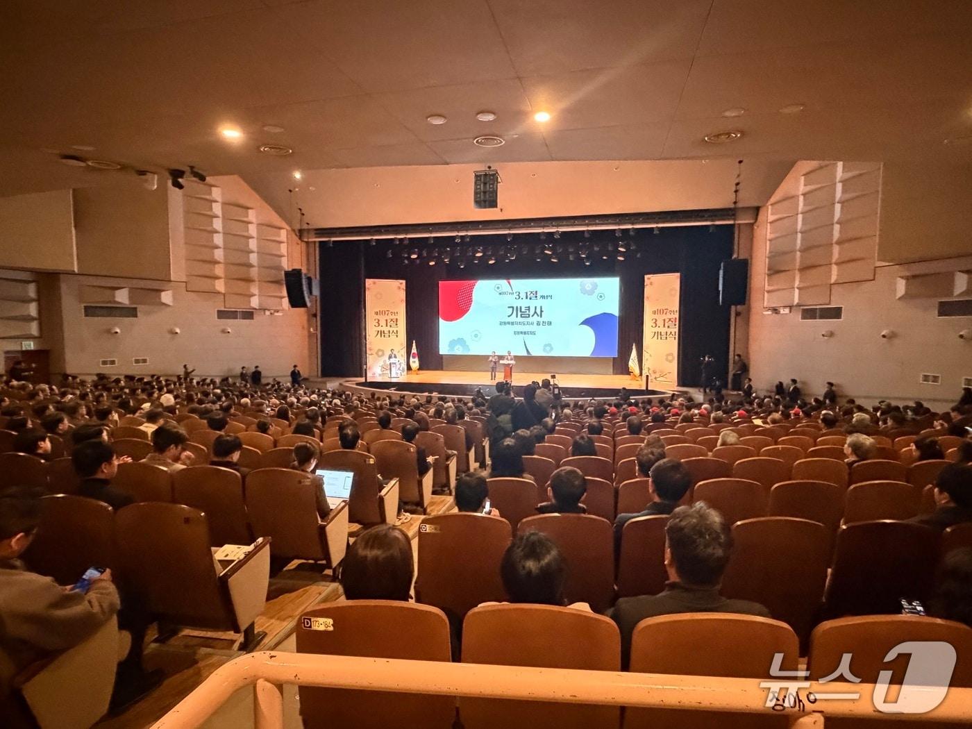 본문 이미지 - 1일 강원대학교 백령아트센터에서 ‘제107주년 3·1절 기념식’에서 김진태 지사가 기념사를 하고 있다.2026.3.1 한귀섭 기자