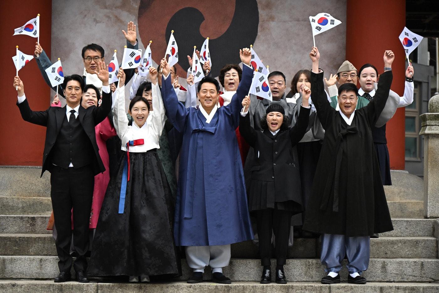 본문 이미지 - 오세훈 서울시장이 1일 보신각 일대에서 열린 제107주년 3.1절 기념 타종행사에서 참석인사와 함께 기념사진을 촬영하고 있다.