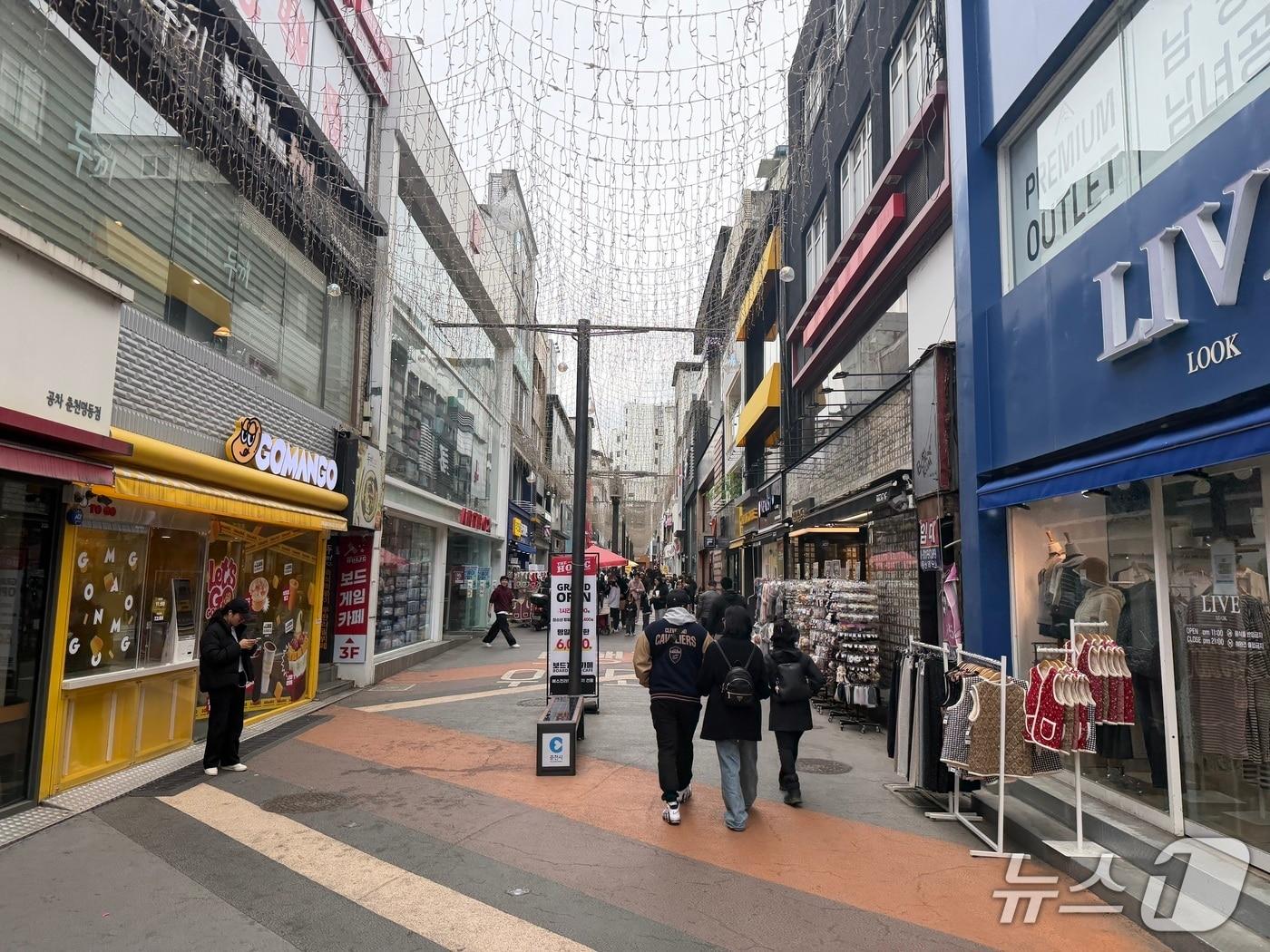 본문 이미지 - 3.1절 연휴 둘째날인 1일 오후 1시 강원 춘천 명동을 찾은 시민들이 발걸음을 옮기고 있다.2026.3.1 한귀섭 기자