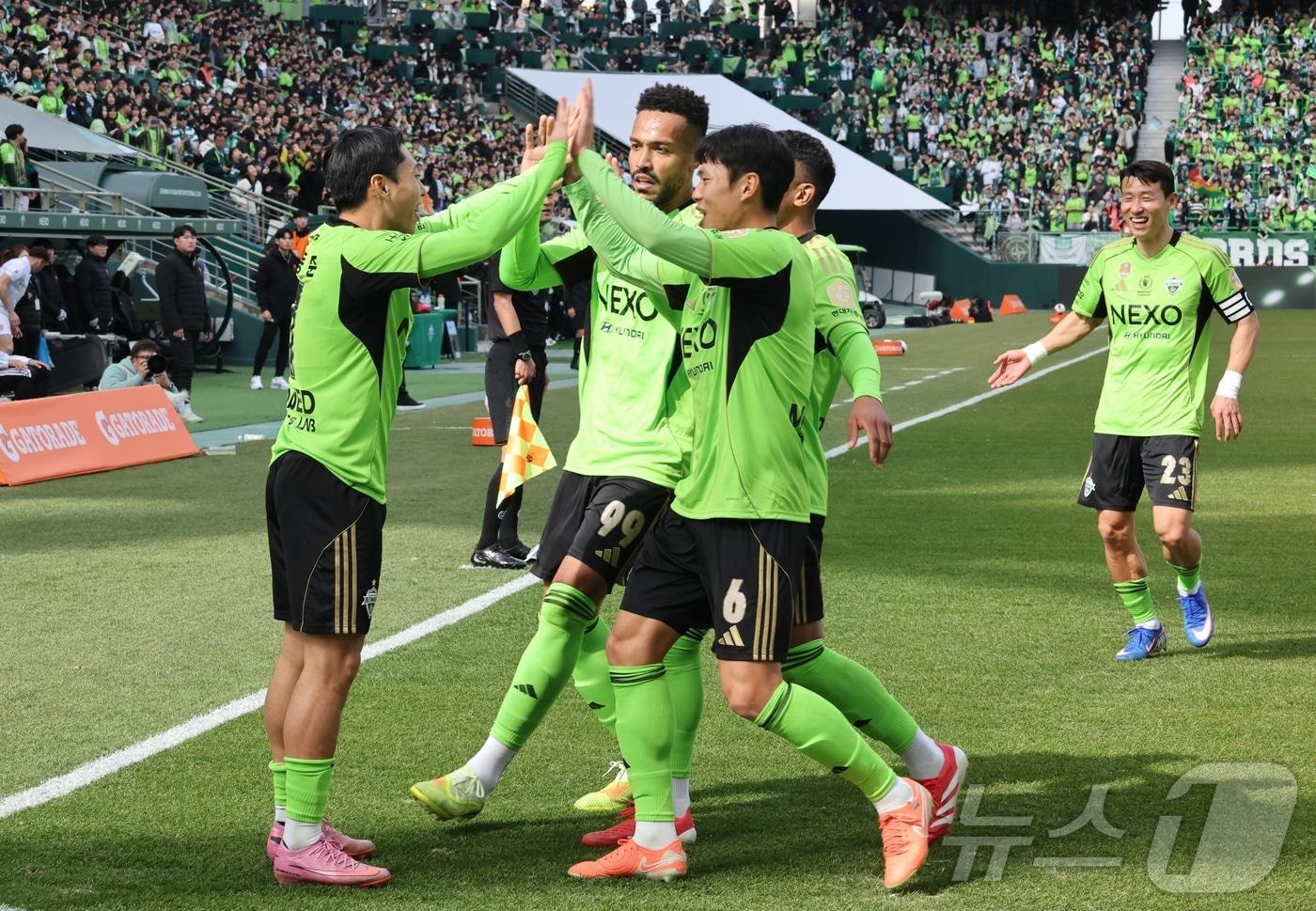 본문 이미지 - 1일 전북 전주시 전주월드컵경기장에서 열린 하나은행 K리그1 2026 전북현대와 부천FC의 경기에서 전북현대 이동준이 골을 넣고 동료들과 기쁨을 나누고 있다. 2026.3.1 ⓒ 뉴스1 유경석 기자
