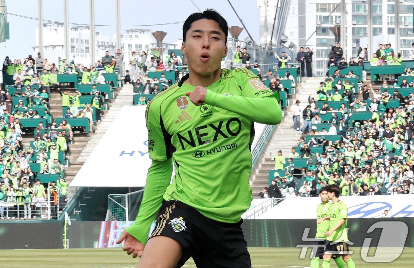 본문 이미지 - 1일 전북 전주시 전주월드컵경기장에서 열린 하나은행 K리그1 2026 전북현대와 부천FC의 경기에서 전북현대 이동준이 골을 넣고 환호하고 있다. 2026.3.1 ⓒ 뉴스1 유경석 기자