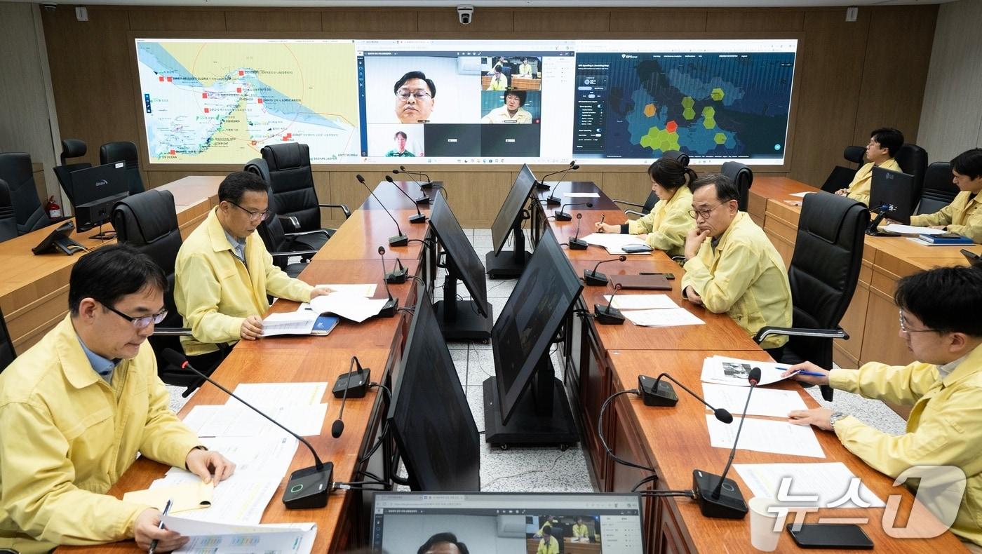 본문 이미지 - 김성범 해양수산부 장관 직무대행이 1일 중동사태 관련 우리선박의 안전관리 상황 등을 점검하는 회의를 주재하고 있다.(해양수산부 제공)
