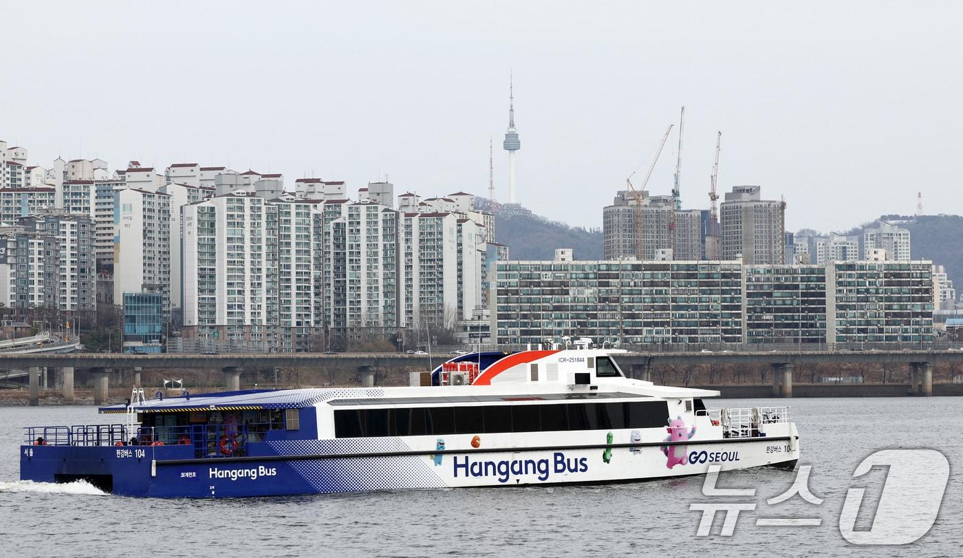 본문 이미지 - 한강버스가 전 구간 운행을 재개한 1일 서울 영등포구 여의도선착장에서 한강버스가 출발하고 있다. 2026.3.1 ⓒ 뉴스1 최지환 기자
