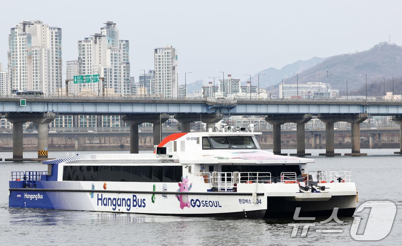 본문 이미지 - 한강버스가 전 구간 운행을 재개한 1일 서울 영등포구 여의도선착장에서 한강버스가 출발하고 있다. 2026.3.1 ⓒ 뉴스1 최지환 기자