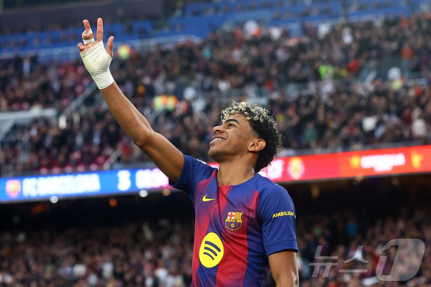 본문 이미지 - 18세230일의 나이로 해트트릭을 달성한 야말ⓒ 로이터=뉴스1