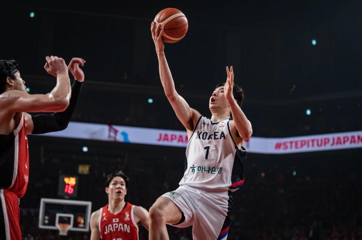 본문 이미지 - 한국 농구 대표팀 이현중(오른쪽)이 1일 일본과 경기에서 레이업을 하고 있다.(FIBA 제공)