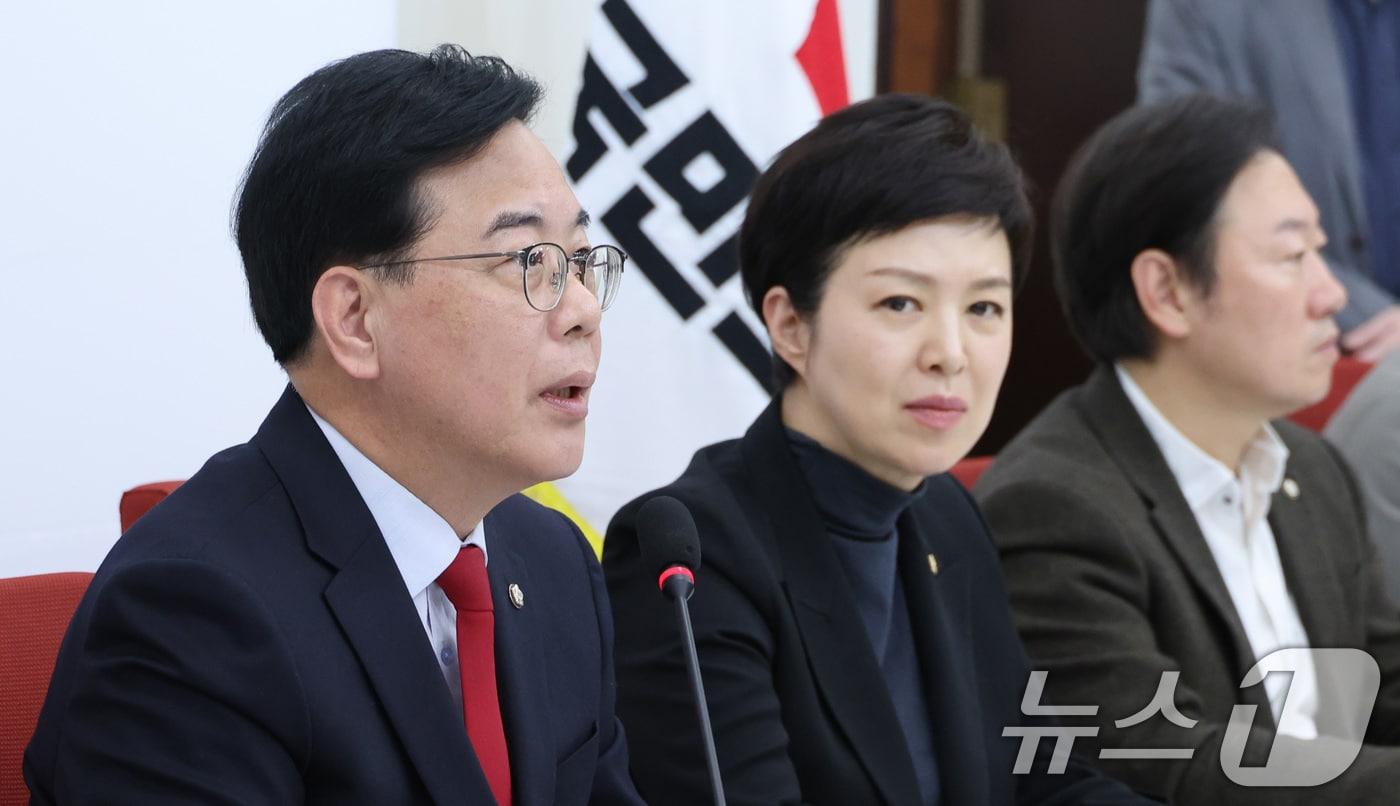 본문 이미지 - 송언석 국민의힘 원내대표가 1일 서울 여의도 국회에서 현안 기자간담회를 하고 있다. 2026.3.1 ⓒ 뉴스1 신웅수 기자
