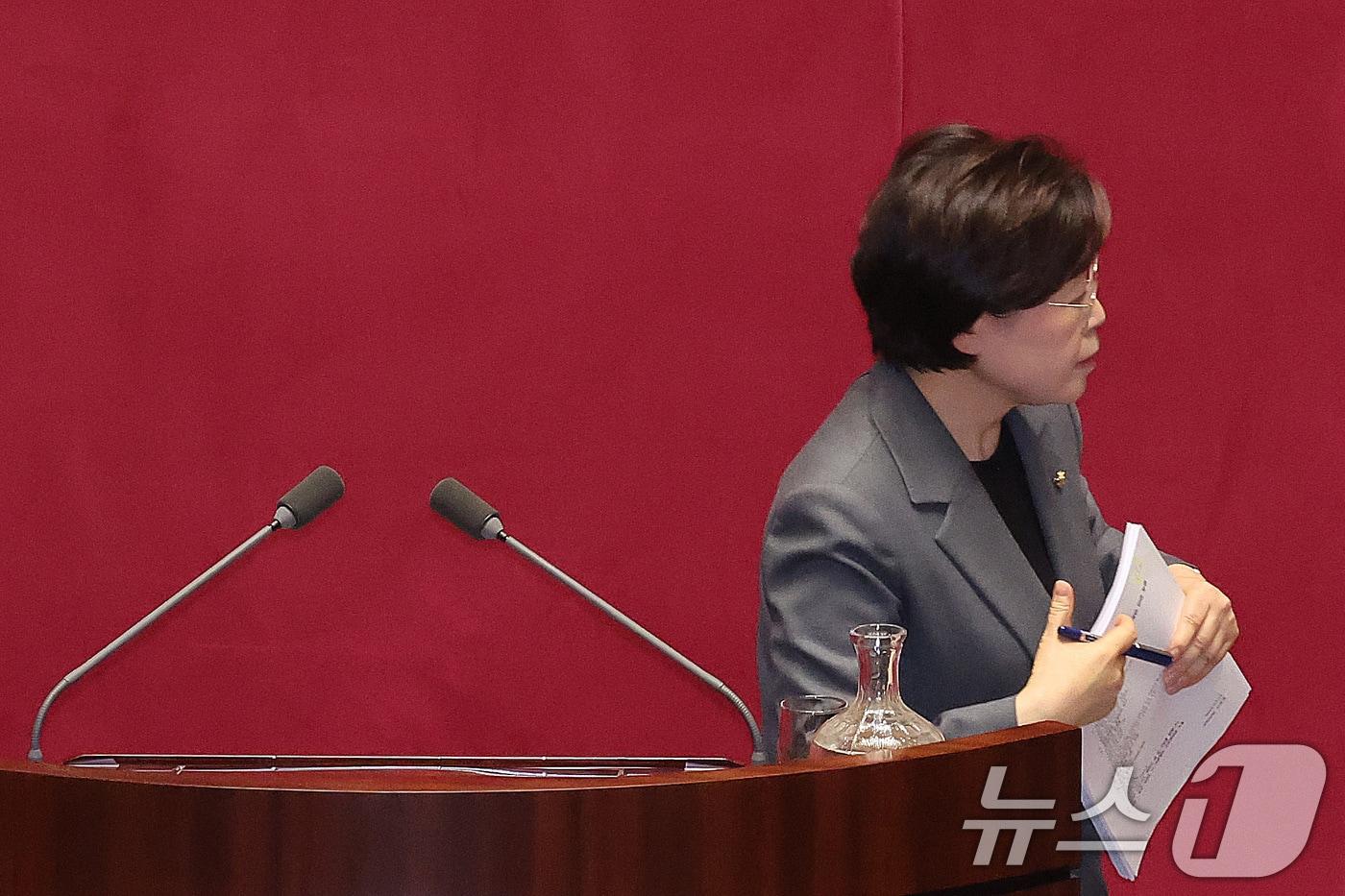 본문 이미지 - 김정재 국민의힘 의원이 1일 서울 여의도 국회에서 1일 서울 여의도 국회에서 열린 제432회 국회(임시회) 제8차 본회의에서 국민투표법 전부개정법률안(대안) 수정안 무제한토론(필리버스터)을 마친 후 단상을 내려가고 있다. 2026.3.1 ⓒ 뉴스1 신웅수 기자