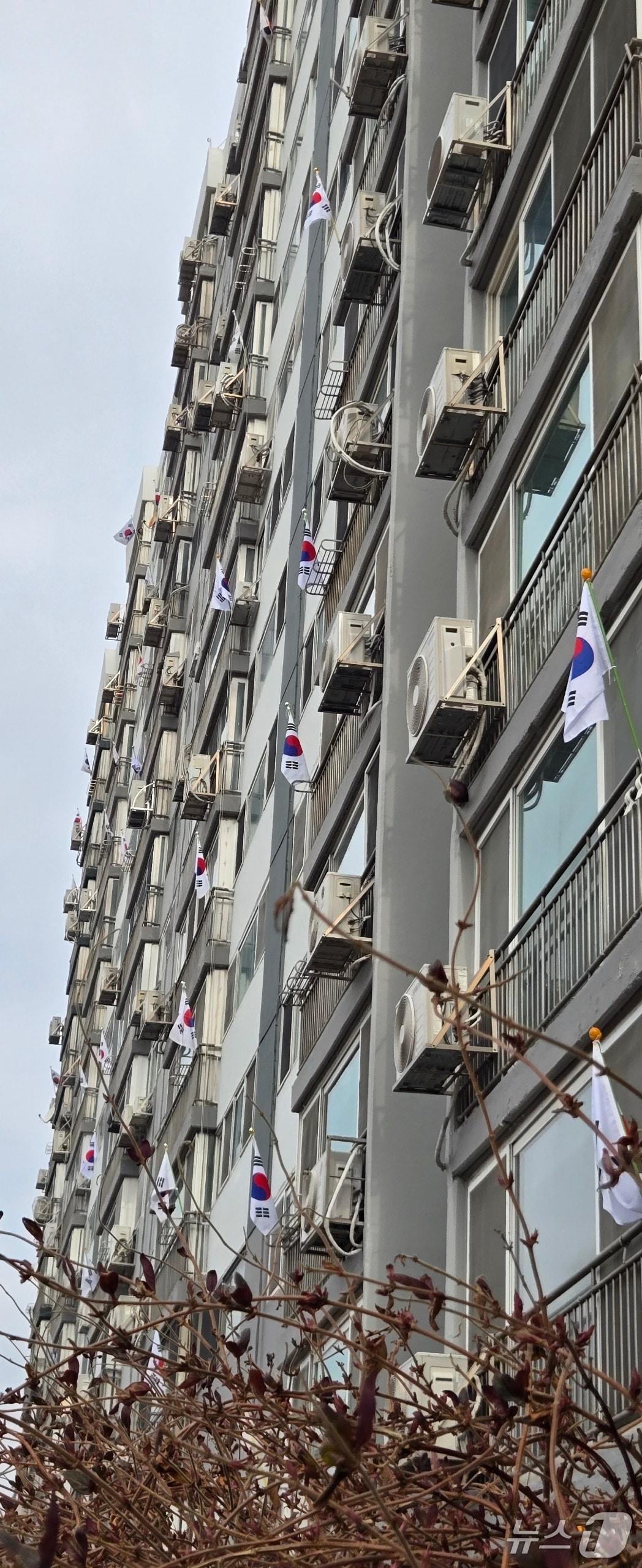 본문 이미지 - 1일 강원 춘천 지역의 한 아파트에 걸린 태극기들.(태극기 게양회 제공, 재판매 및 DB금지)