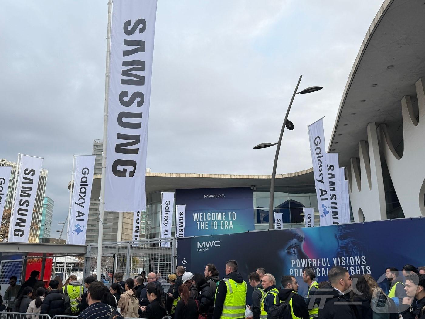 본문 이미지 - 1일(현지시간) 모바일 월드 콩그레스(MWC)2026이 열리는 스페인 바르셀로나 피라 그란 비아 전시장 앞이 입장을 기다리는 있는 인파로 붐비고 있다. 2026.03.01 ⓒ 뉴스1 김민수 기자