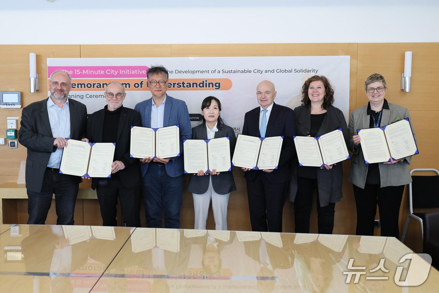 본문 이미지 - 지난달 27일 프랑스 파리 파리 소르본대학교 산하 기업가정신·지역·혁신 연구소(Chaire ETI)에서 열린 ‘부산시–Chaire ETI 15분도시 업무협약’ 체결식 이후, 관계자들이 기념촬영을 하고 있다.(부산시 제공. 재판매 및 DB금지)