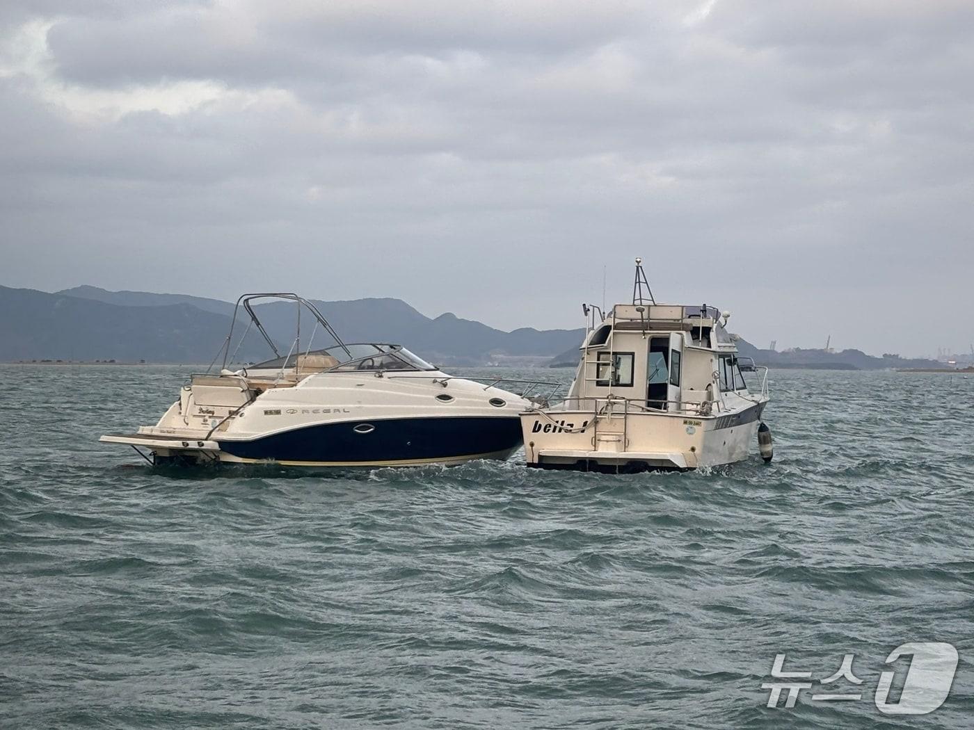 본문 이미지 - 낙동강 하구 모터보트 구조 현장.(부산해경 제공. 재판매 및 DB금지)