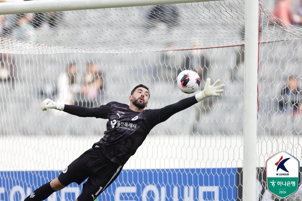 본문 이미지 -  용인FC의 외국인 골키퍼 노보(한국프로축구연맹 제공)