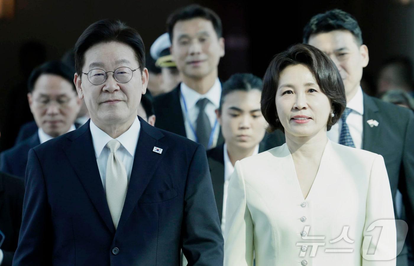 본문 이미지 - 싱가포르 국빈 방문에 나선 이재명 대통령과 김혜경 여사가 1일(현지시간) 싱가포르 창이 국제공항에 도착해 발걸음을 옮기고 있다. 2026.3.1 ⓒ 뉴스1 허경 기자