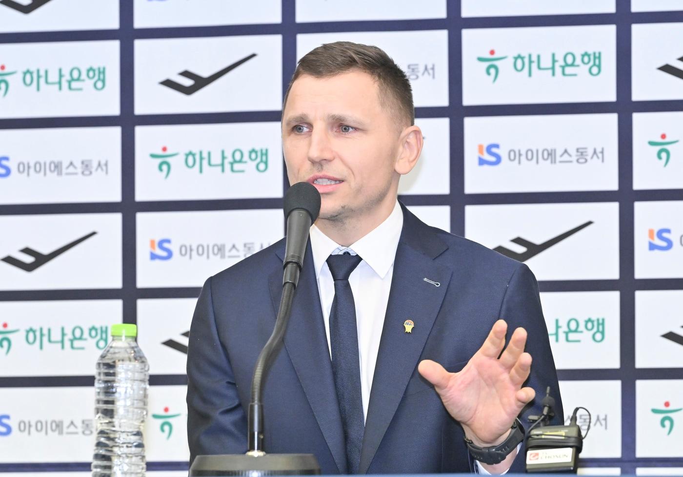 본문 이미지 - 니콜라이스 마줄스 한국 남자 농구대표팀 감독.(대한민국농구협회 제공)