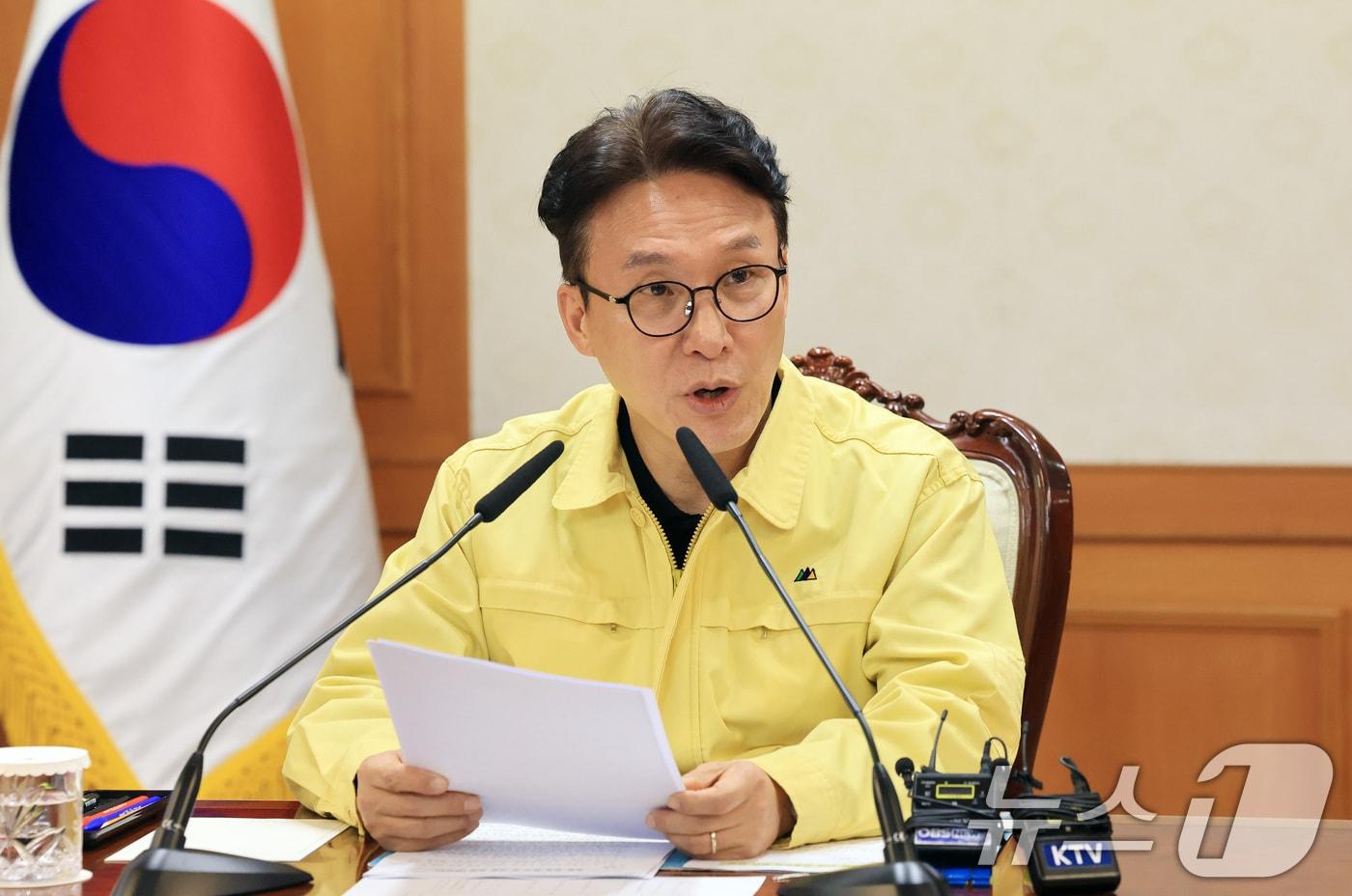 본문 이미지 - 김민석 국무총리가 지난 1일 서울 종로구 정부서울청사에서 열린 중동 상황점검 관련 긴급 관계부처회의에서 모두발언을 하고 있다. 2026.3.1 ⓒ 뉴스1 임세영 기자