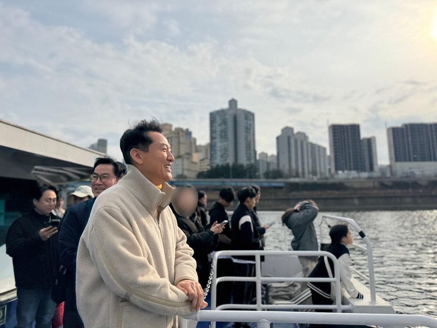 본문 이미지 - 오세훈 서울시장이 1일 재운항을 시작한 한강버스에 탑승해 옥수선착장을 바라보고 있다.(서울시 제공)