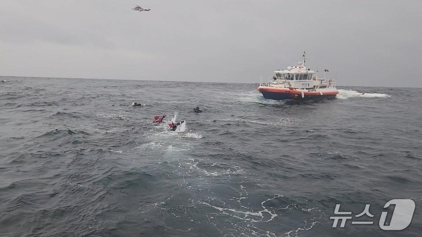 본문 이미지 - 해상에서 표류 중인 3명 구조하는 속초해경.(속초해경 제공, 재판매 및 DB금지)