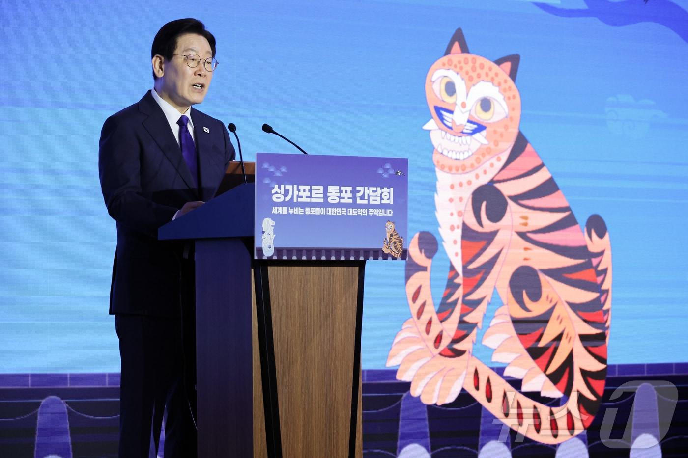 본문 이미지 - 싱가포르를 국빈 방문한 이재명 대통령이 지난 1일 싱가포르 한 호텔에서 열린 동포 만찬 간담회에서 인사말을 하고 있다. 2026.3.1 ⓒ 뉴스1 허경 기자