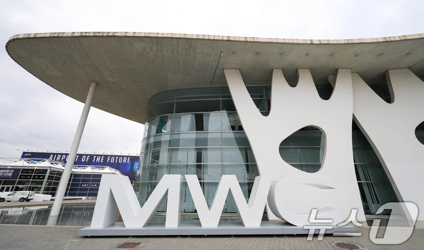 본문 이미지 - 모바일 월드 콩그레스(MWC)2026 개막을 앞둔 1일(현지시간) 스페인 바르셀로나 피란 그란 비아 전시장 입구에 MWC 대형 조형물이 설치돼 있다. 2026.3.1 ⓒ 뉴스1 사진공동취재단