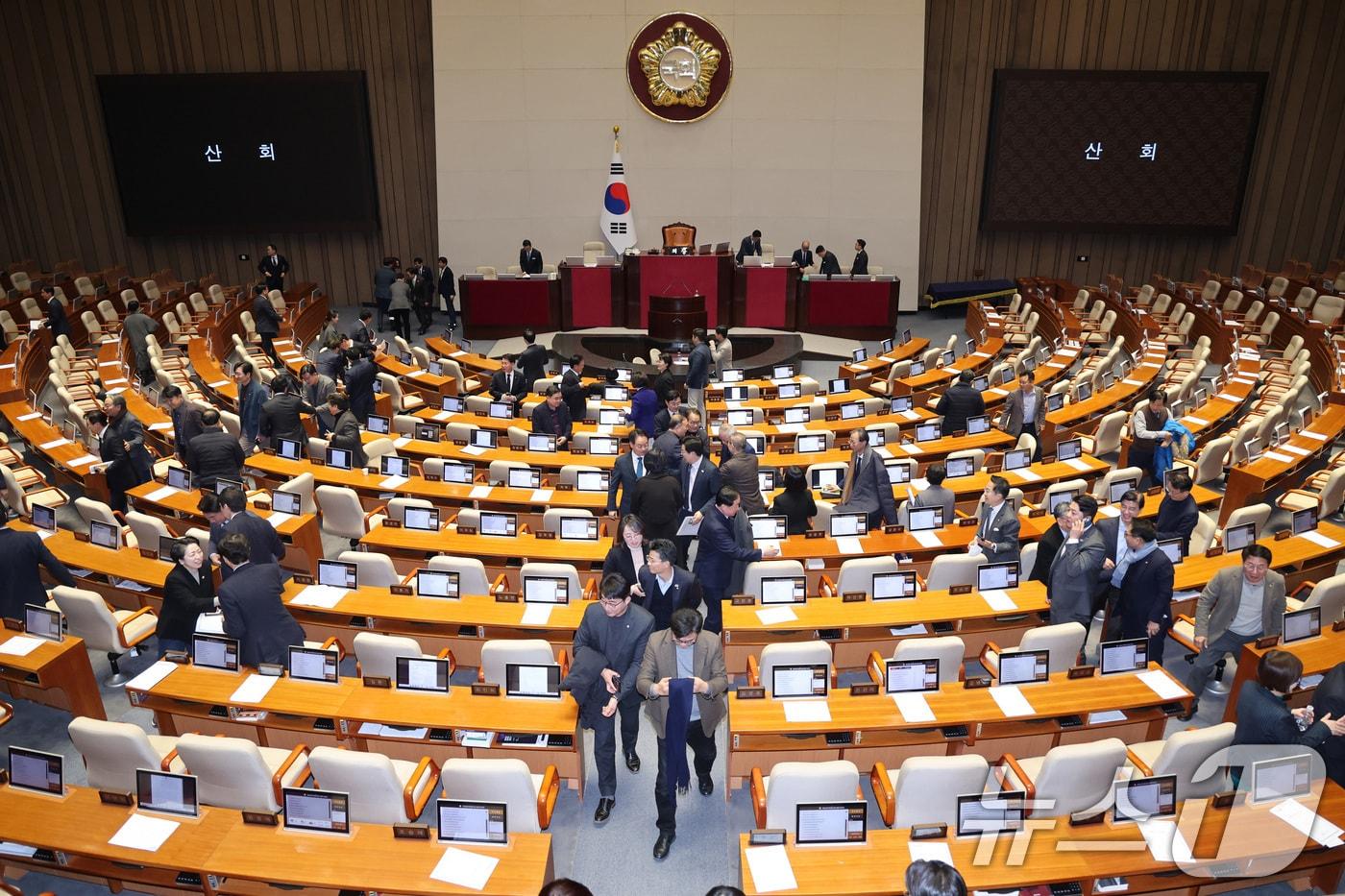 본문 이미지 - 1일 서울 여의도 국회에서 열린 제432회 국회(임시회) 제8차 본회의를 마친 더불어민주당 의원들이 본회의장을 나서고 있다. 2026.3.1 ⓒ 뉴스1 신웅수 기자