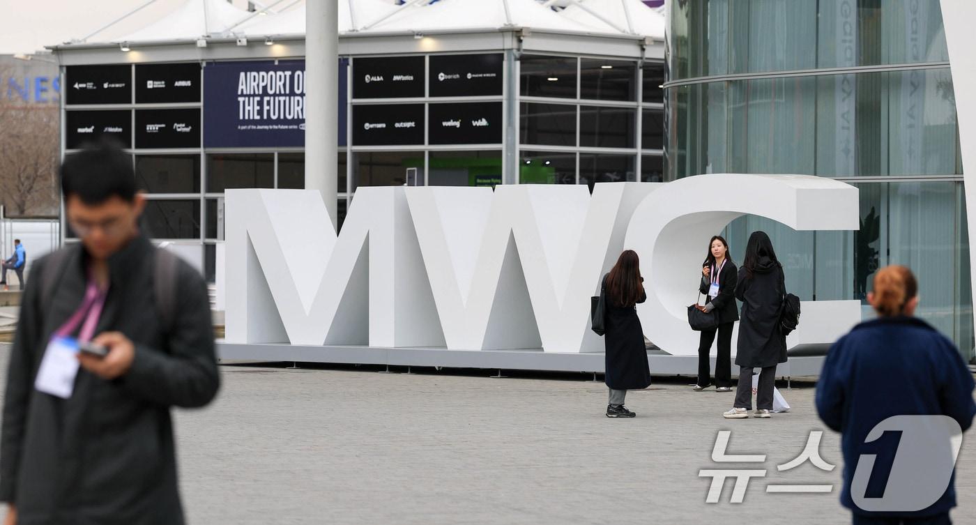 본문 이미지 - 모바일 월드 콩그레스(MWC)2026 개막을 앞둔 1일(현지시간) 스페인 바르셀로나 피란 그란 비아 전시장 입구에 MWC 대형 조형물이 설치돼 있다. 2026.3.1 ⓒ 뉴스1 사진공동취재단