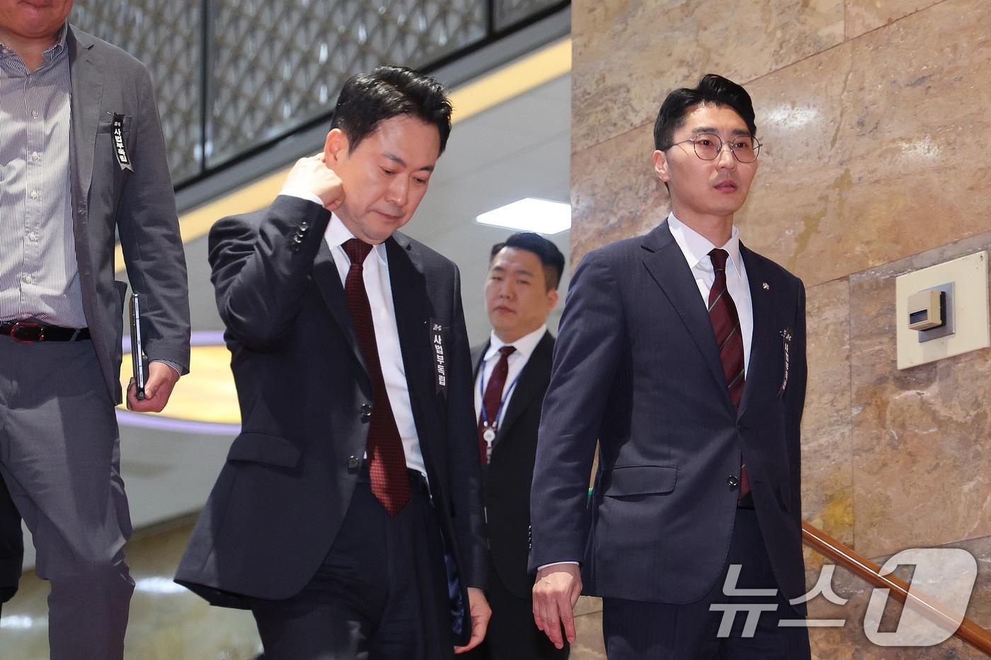 본문 이미지 - 장동혁 국민의힘 대표가 1일 서울 여의도 국회에서 열린 의원총회를 마친 후 총회장을 나서고 있다. 2026.3.1 ⓒ 뉴스1 신웅수 기자