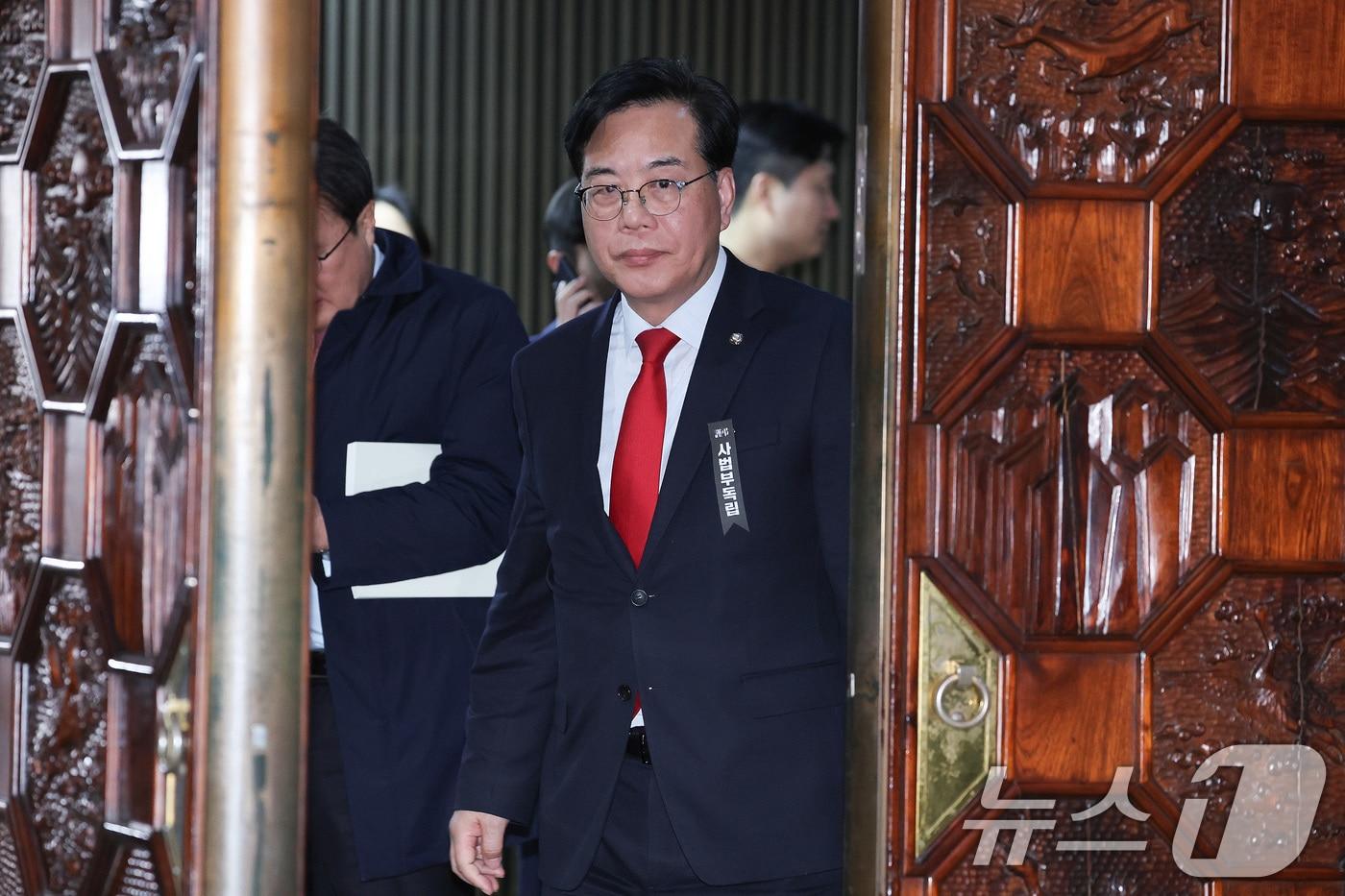 본문 이미지 - 송언석 국민의힘 원내대표가 1일 서울 여의도 국회에서 열린 의원총회를 마친 후 의총장을 나서고 있다. 2026.3.1 ⓒ 뉴스1 신웅수 기자