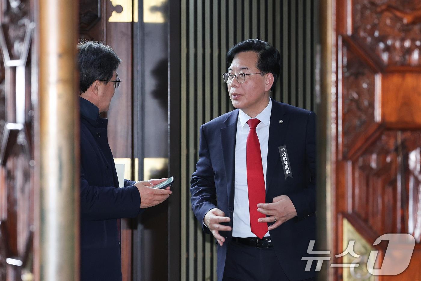 본문 이미지 - 송언석 국민의힘 원내대표가 1일 서울 여의도 국회에서 열린 의원총회를 마친 후 의원들과 대화하고 있다. 2026.3.1 ⓒ 뉴스1 신웅수 기자