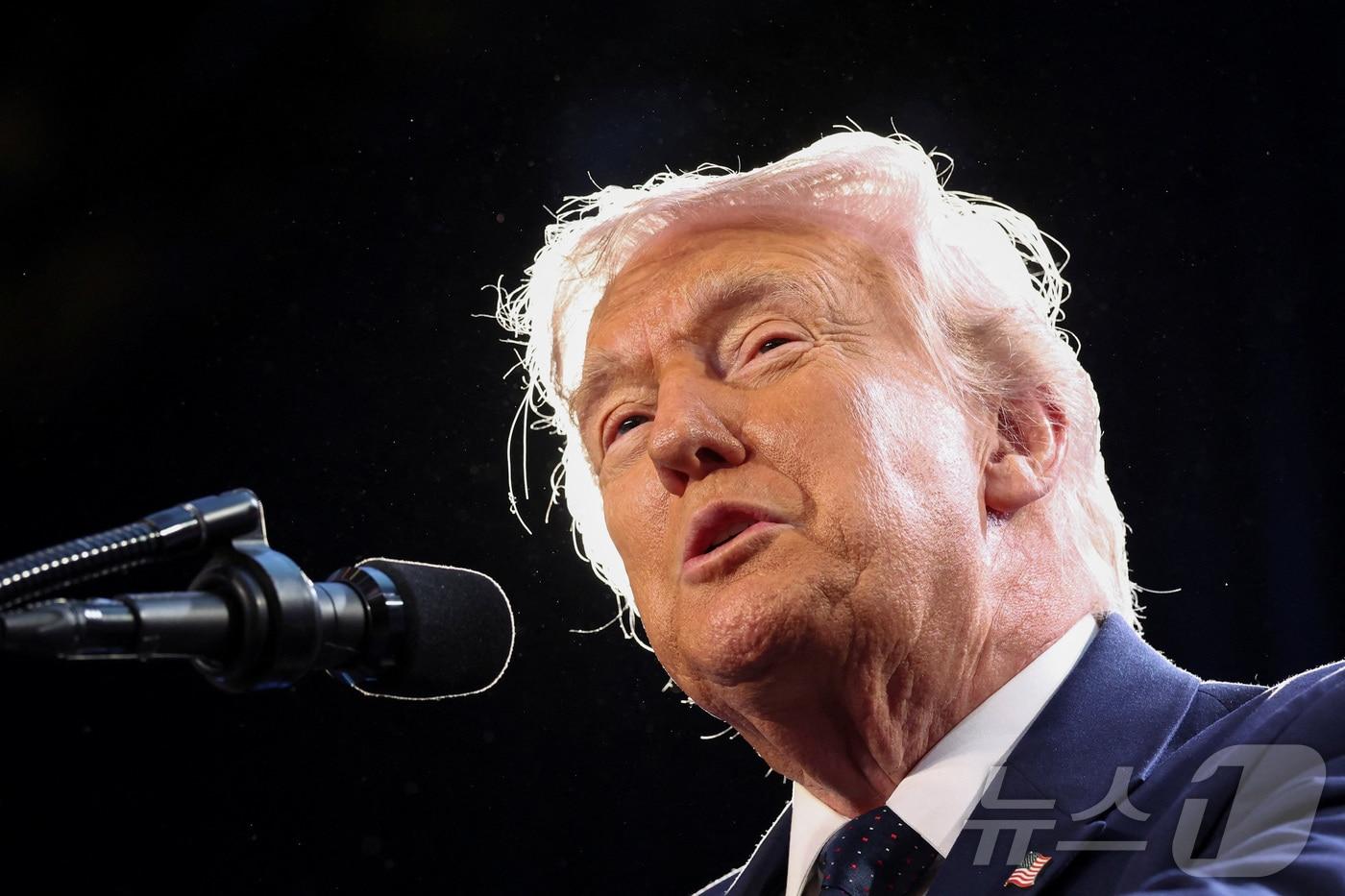 본문 이미지 - 로리다주 마이애미 소재 트럼프 내셔널 도랄 마이애미 리조트에서 공화당원들에게 연설하고 있다. 2026.03.09. ⓒ 로이터=뉴스1
