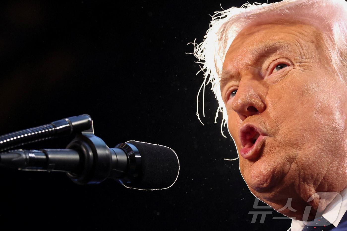 본문 이미지 - 도널드 트럼프 미국 대통령이 9일(현지시가) 플로리다주 마이애미 소재 트럼프 내셔널 도랄 마이애미 리조트에서 공화당원들에게 연설하고 있다. 2026.03.09. ⓒ 로이터=뉴스1
