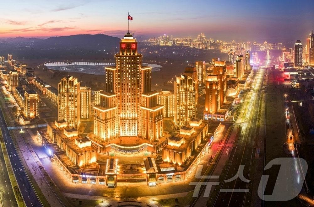 본문 이미지 - (평양 노동신문=뉴스1) = 북한 노동당 기관지 노동신문은 10일 "지난 2월 16일 평양시 5만 세대 살림집 건설 목표의 초과완수를 온세상에 알리며 화성지구 4단계 1만세대 살림집 준공식을 성대히 진행했다"라고 보도했다. [국내에서만 사용가능. 재배포 금지. DB 금지. For Use Only in the Republic of Korea. Redistribution Prohibited] rodongphoto@news1.kr