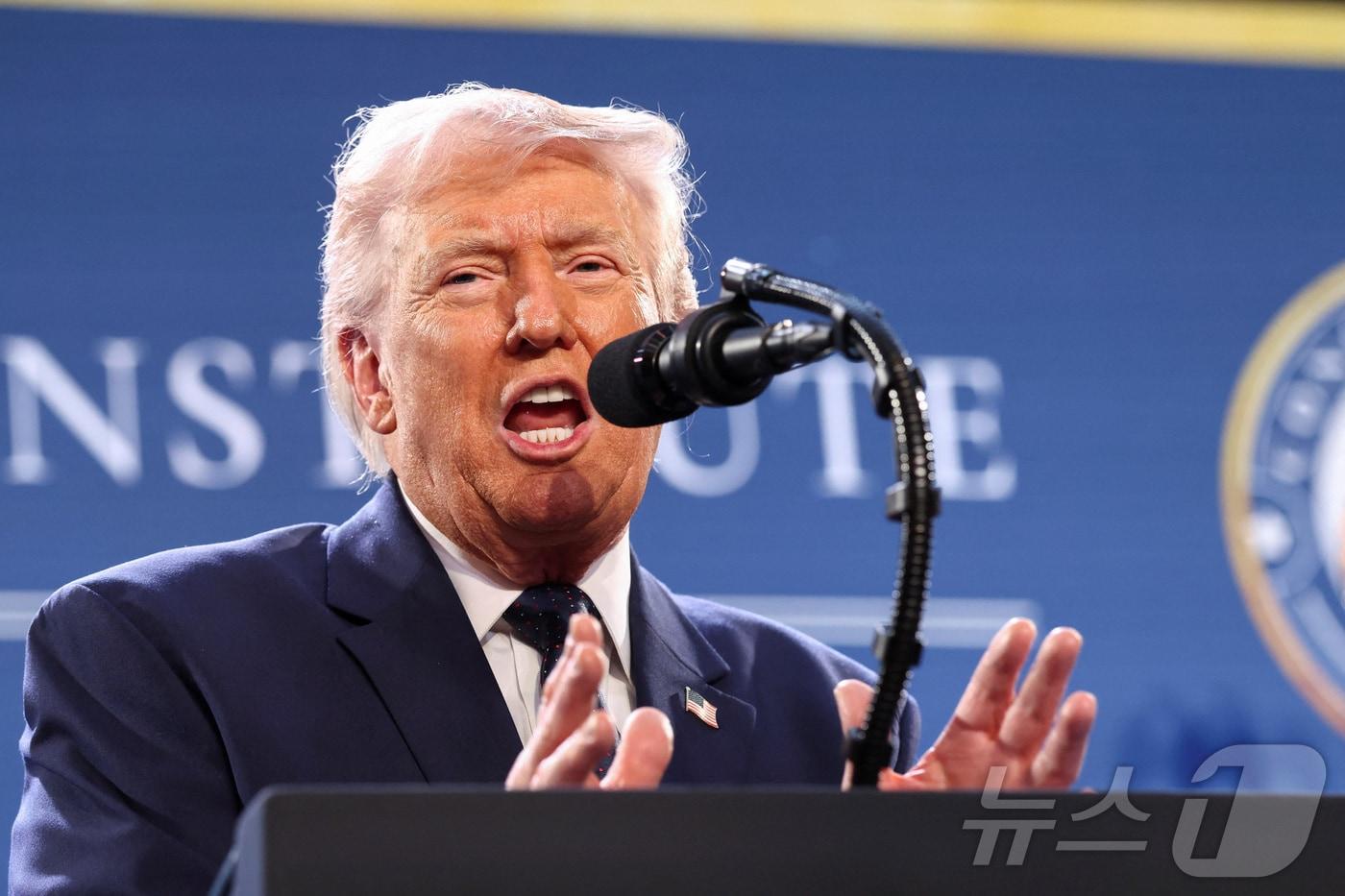본문 이미지 - 9일(현지시간) 도널드 트럼프 미국 대통령이 플로리다주 마이애미에 위치한 골프 리조트인 '트럼프 내셔널 도랄 마이애미'에서 공화당 당원들에게 연설하고 있다. 2026.03.09 ⓒ 로이터=뉴스1