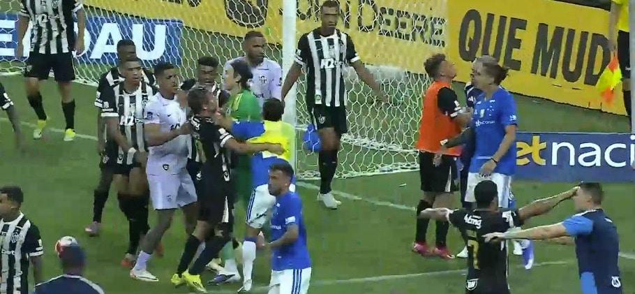 본문 이미지 - 브라질 프로축구에서 집단 난투극이 벌어져 무려 23명이 퇴장 당했다. (중계화면 캡처)