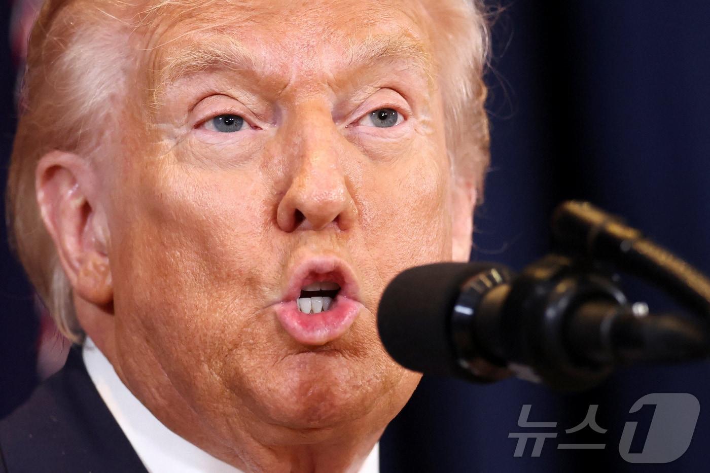 본문 이미지 - 도널드 트럼프 미국 대통령이 9일(현지시간) 플로리다주 마이애미에서 기자회견을 갖고 있다. 2026.3.9 ⓒ 로이터=뉴스1
