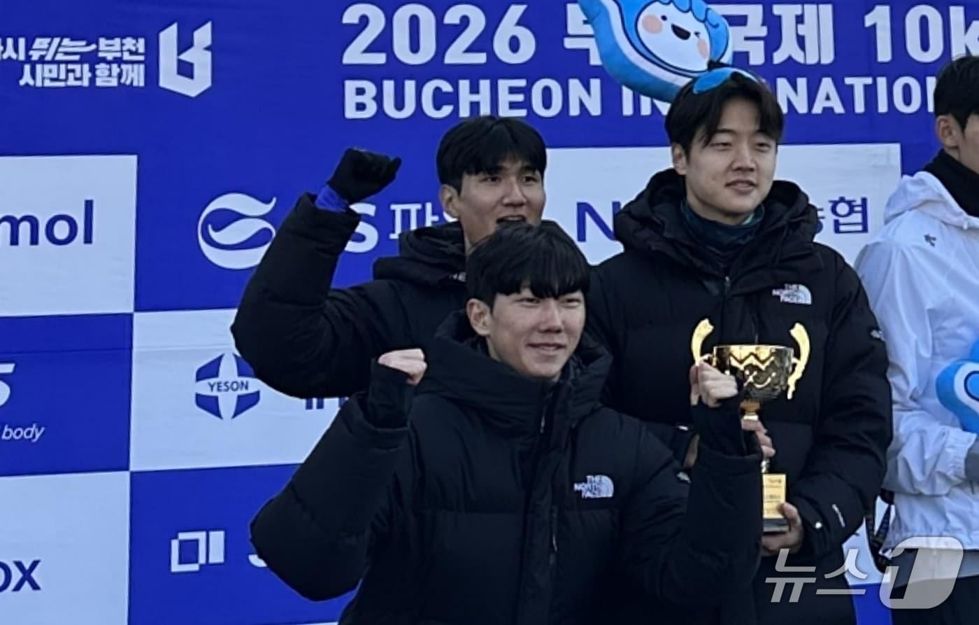 본문 이미지 - 부천 국제 10㎞ 로드 레이스에서 단체전 준우승한 괴산군 선수들.(괴산군 제공. 재판매 및 DB금지)