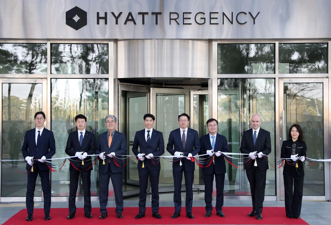 본문 이미지 - 하얏트 리젠시 인천 파라다이스시티에서 사토미 하루키 세가사미홀딩스 CEO(왼쪽에서 네번째)와 최종환 파라다이스세가사미 대표이사 등 내빈들이 테이프 커팅식을 진행하고 있다.(파라다이스 제공)