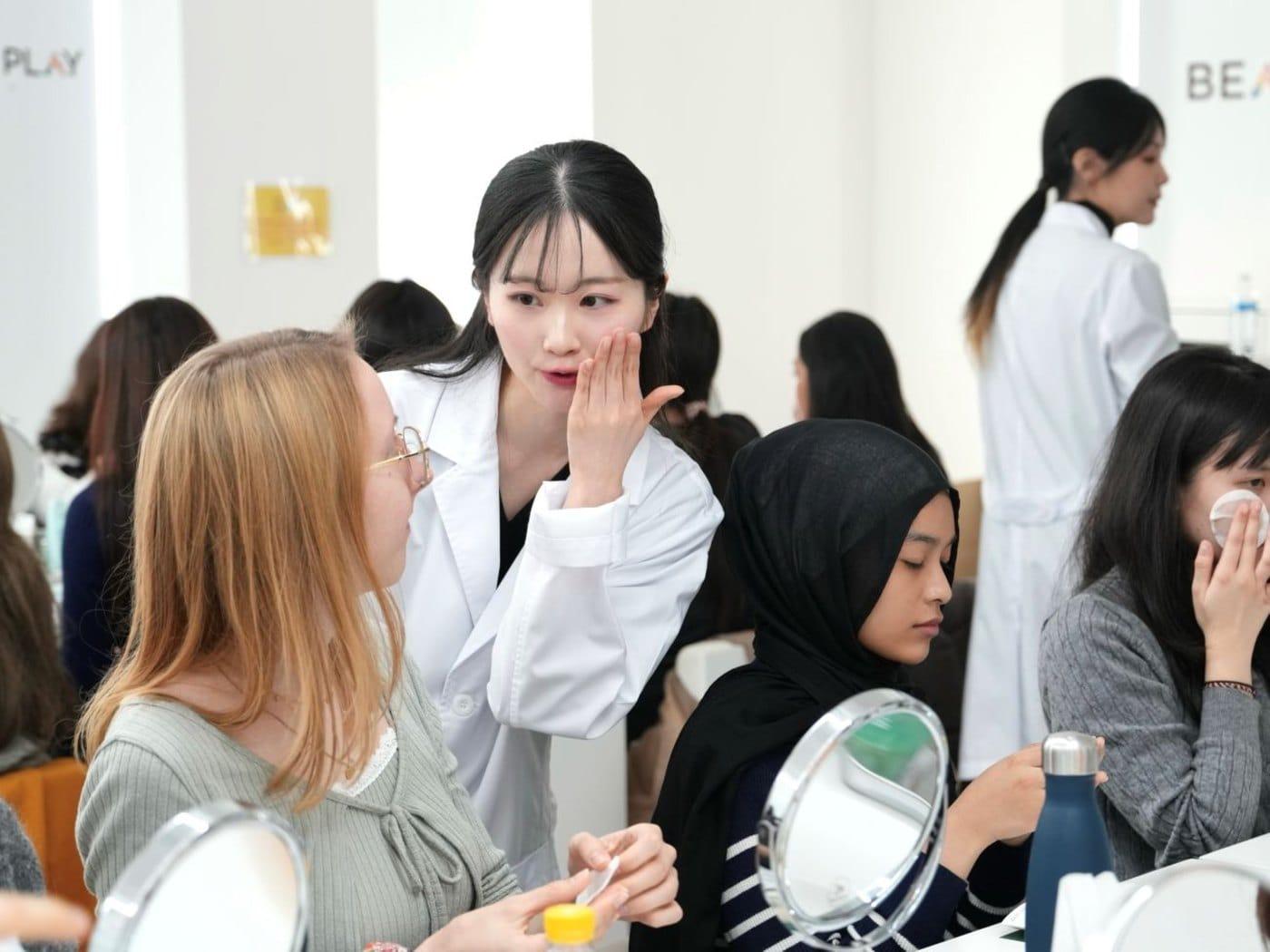 본문 이미지 - 닥터지는 외국인 고객을 대상으로 진행한 '건강한 피부를 위한 스킨케어 클래스'를 성공적으로 마쳤다고 밝혔다.(닥터지 제공)