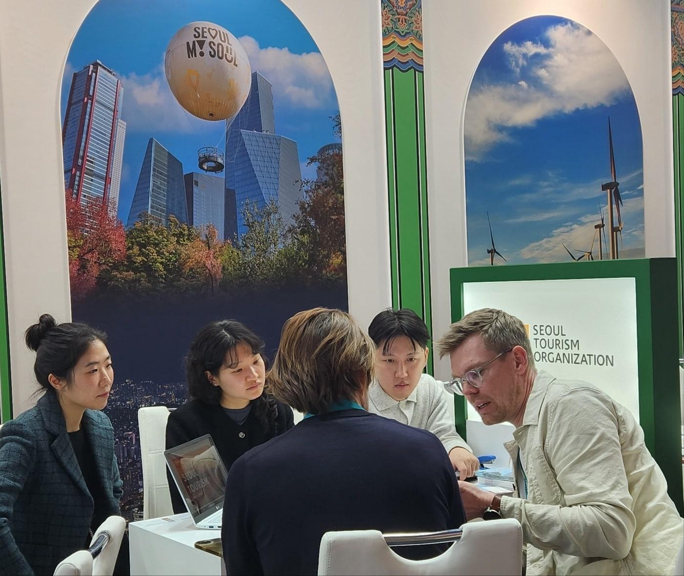 본문 이미지 - 한국관에서 현지 여행사가 비즈니스 상담을 진행하고 있다.(한국관광공사 제공)
