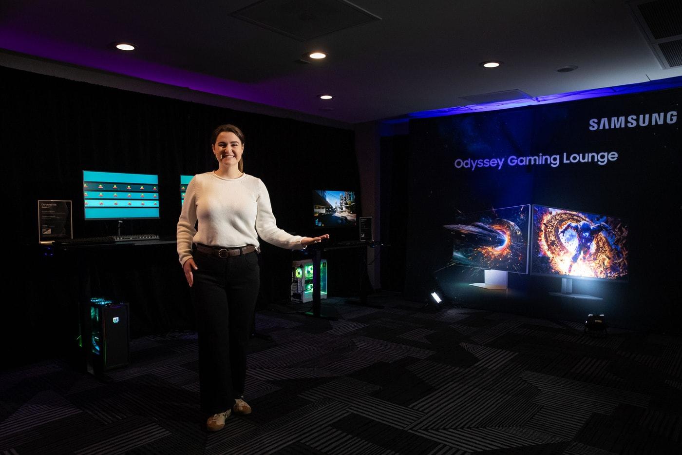 본문 이미지 - 삼성전자 모델이 'GDC 페스티벌 오브 게이밍 2026'에서 삼성전자 행사장을 소개하고 있다.(삼성전자 제공)