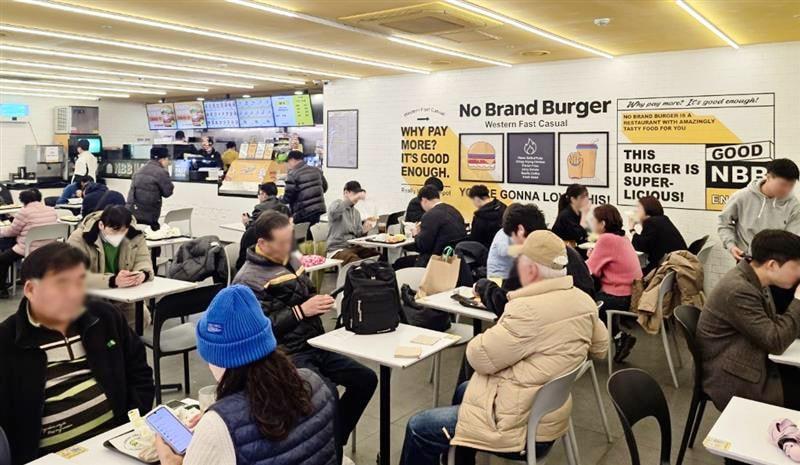 본문 이미지 - 노브랜드 버거 매장 내 전경.(신세계푸드 제공)