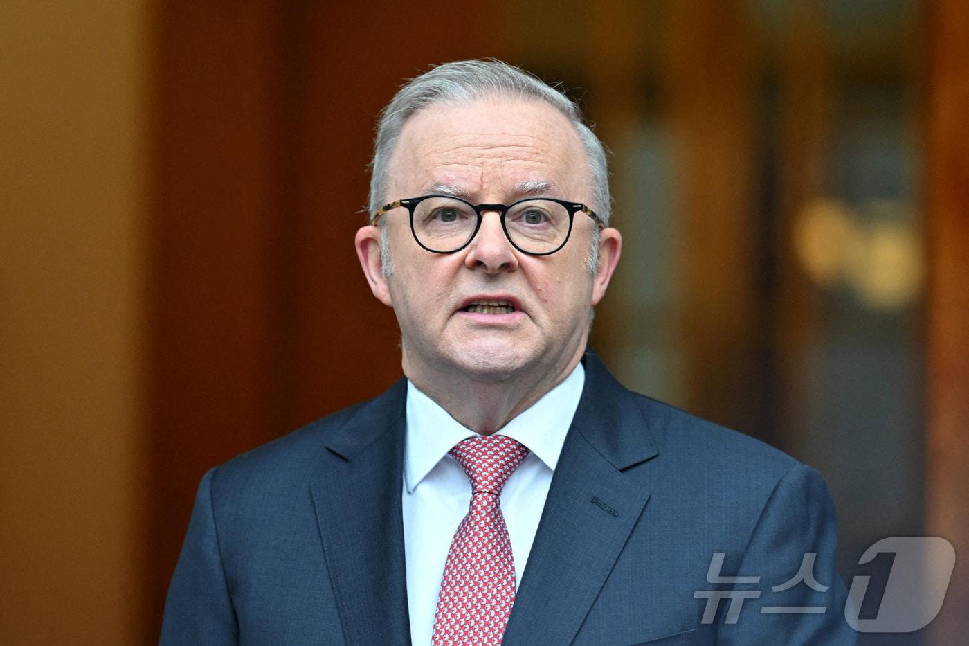 본문 이미지 - 앤서니 앨버니지 호주 총리가 10일 캔버라의 국회의사당에서 기자회견을 하고 있다. 2026.3.10. ⓒ 뉴스1 ⓒ 로이터=뉴스1