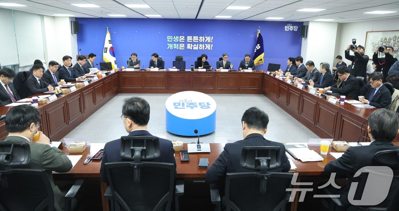 본문 이미지 - 한정애 더불어민주당 정책위의장이 10일 서울 여의도 국회 의원회관에서 열린 중동사태 경제대응 TF 구성 및 제1차 회의를 주재하고 있다. 2026.3.10 ⓒ 뉴스1 신웅수 기자