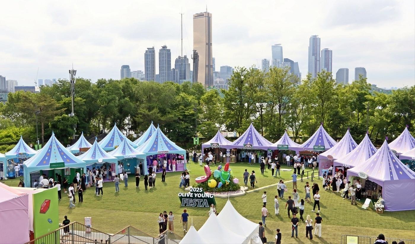 본문 이미지 - CJ올리브영이 지난 해 5월 노들섬에서 개최한 '2025 올리브영 페스타' 현장(올리브영 제공)