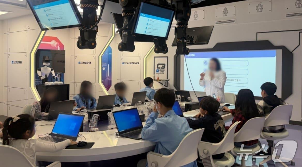 본문 이미지 - 한국로봇산업진흥원이 운영하는 '인공지능(AI) 로봇 창의교실 체험관'에 참여한 어린이들이 수업을 받고 있다.(로봇산업진흥원 제공, 재판매 및 DB 금지)