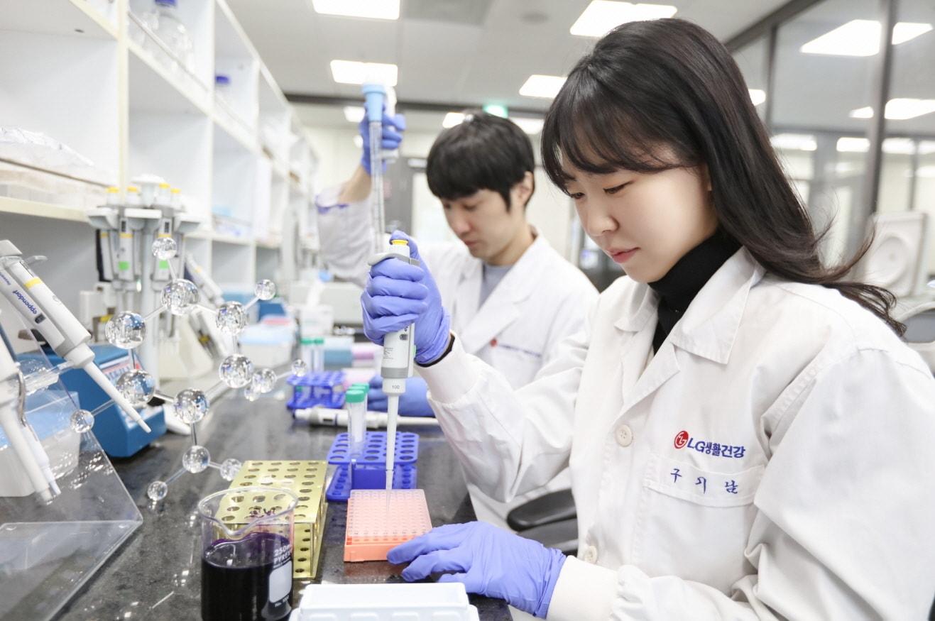 본문 이미지 - LG생활건강, 스킨 롱제비티 연구 스케치.(LG생활건강 제공)