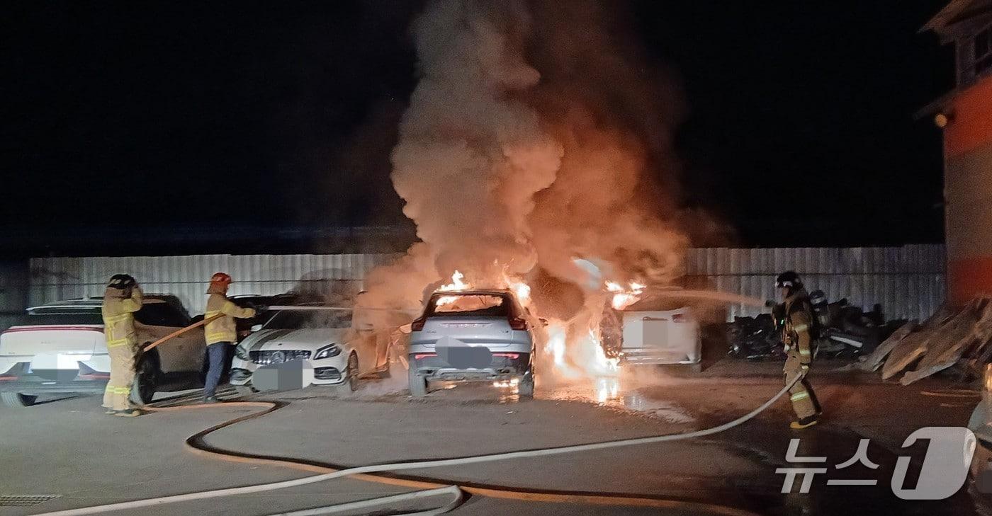 본문 이미지 - 9일 오후 9시 41분쯤 경북 안동시 수하동 한 자동차 정비업체에 주차되어 있던 사고 차량에서 불이나 진화 대원들이 불을 끄고 있다.(경북소방본부 제공. 재판매 및 DB 금지)2026.3.10/뉴스1