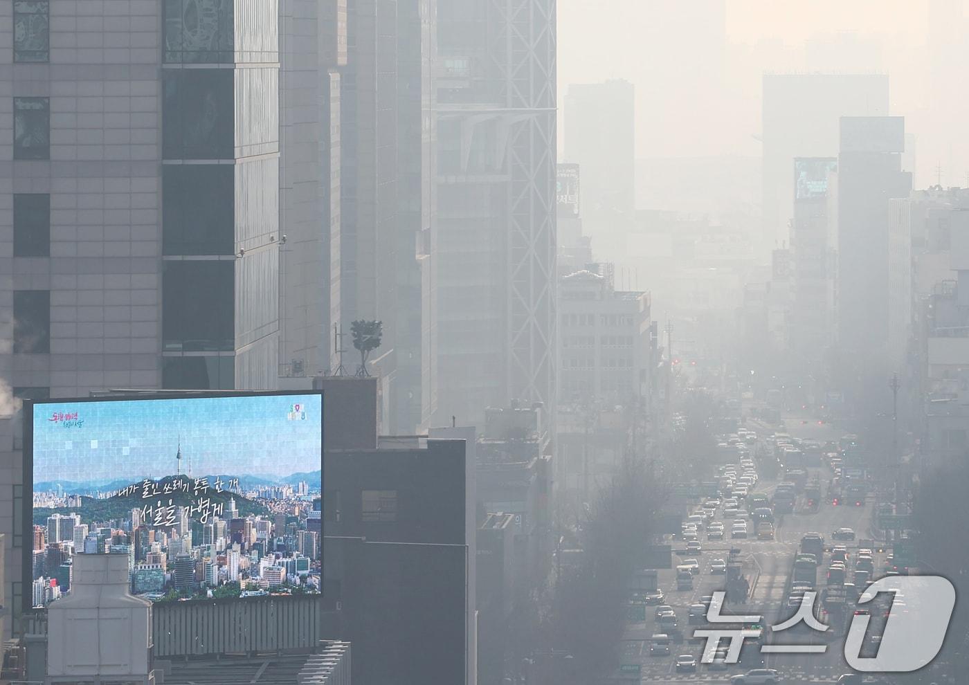 본문 이미지 - 전국 대부분 지역의 초미세먼지 농도가 나쁨 수준을 보인 10일 오전 서울 종로구 서울시교육청에서 바라본 도심이 뿌옇게 보이고 있다. ⓒ 뉴스1 김민지 기자